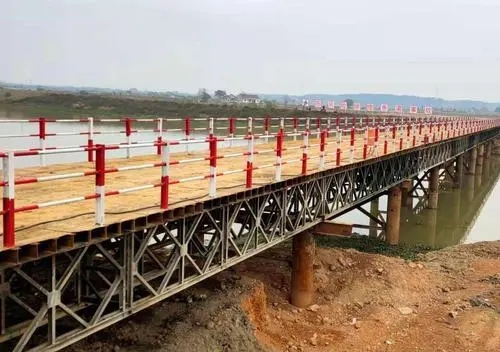 云南钢便桥是指用钢材临时架设的简便的桥