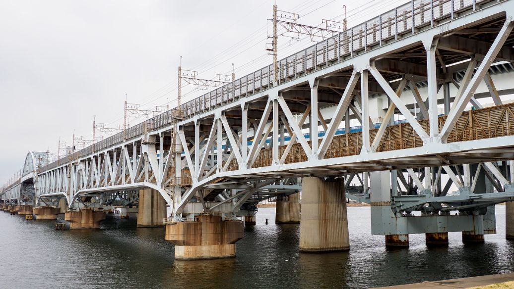 云南贝雷桥的施工流程：